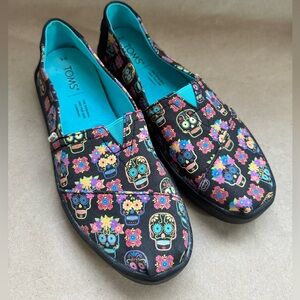 TOMS Day Of The Dead Alpargata Glow In Thr Dark Skull Slip On Shoes. Size 6